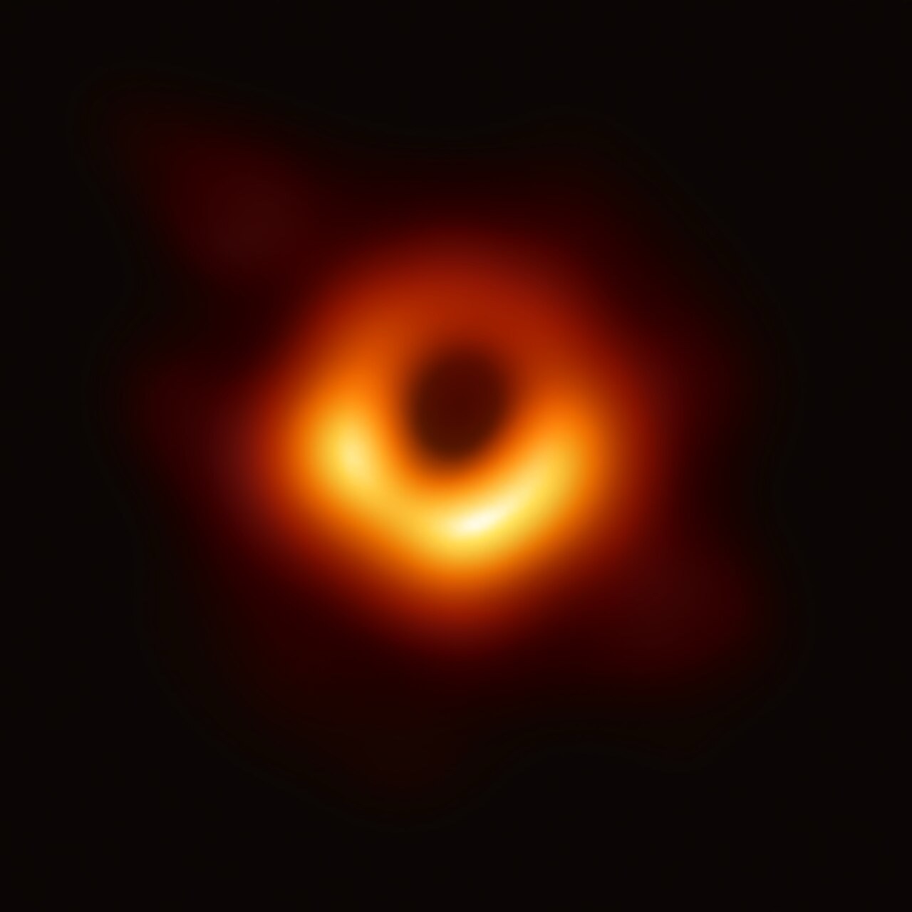 M87* — primeira fotografia de um horizonte de eventos de buraco negro. Event Horizon Telescope Collaboration, 2019. CC BY 4.0.